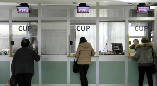 Senigallia, prenota al Cup un’ecografia alla mano: «C’è posto ad agosto 2024 a Porto Sant'Elpidio». Foto generica