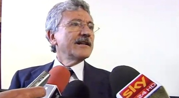 Massimo D'Alema litiga con un giornalista