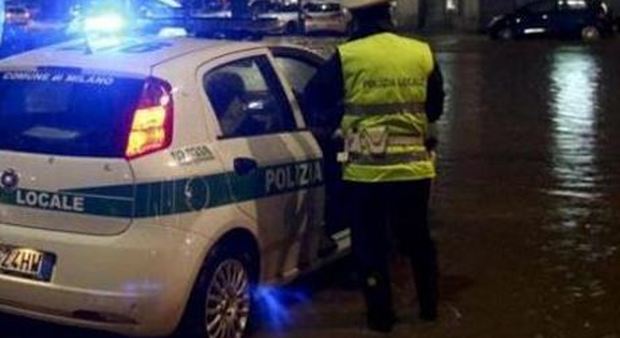 Milano, si ribalta con l'auto per sfuggire ai rapinatori: ferita 19enne