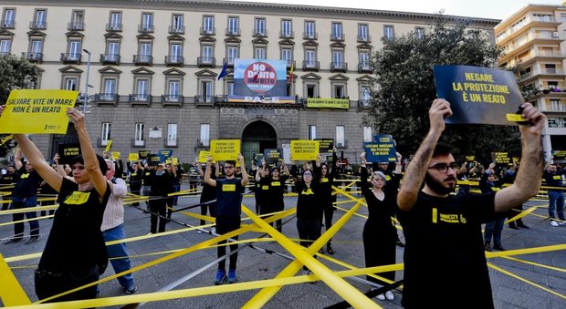 Flash mob di Amnesty International a Napoli: «Non criminalizzare le Ong»