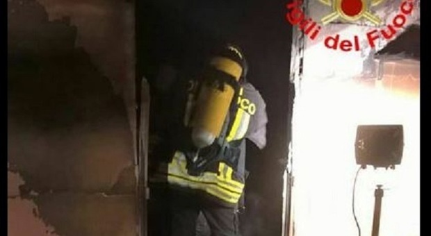 Il cortocircuito scatena l'incendio in una villetta: morti padre e figlio. Intossicata la mamma