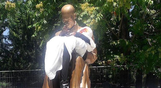Montanelli, nuovo blitz alla statua. Sulle ginocchia spunta una bambina: «La sua schiava sessuale» FOTO