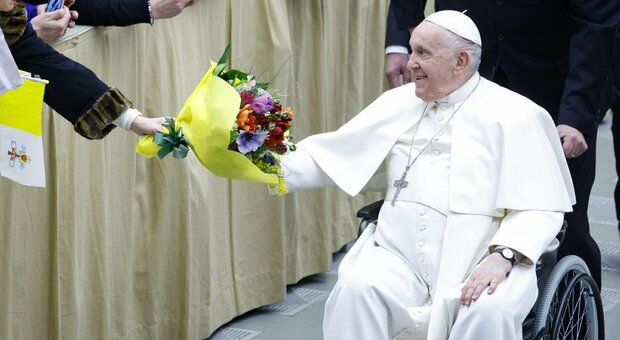 Papa Francesco ripete: «Il mio incarico è a vita. Ma ho scritto una lettera di dimissioni (come fece Pio XII)»