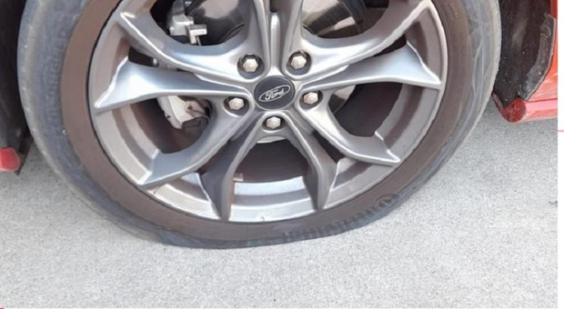 L'auto con le gomme bucate a Breda di Piave