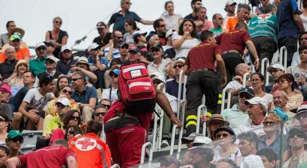 Internazionali, malore al Centrale: donna sviene sul match ball di Federer