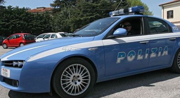 Roma, bidello aggredisce vice preside della scuola con un forcone: arrestato