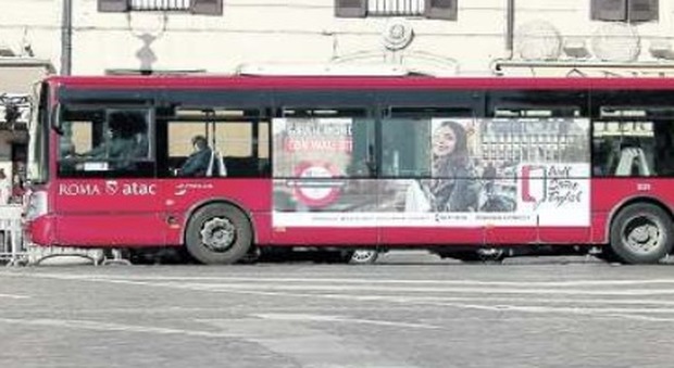 Atac, crolla il valore della pubblicità sui bus: persi 600mila euro