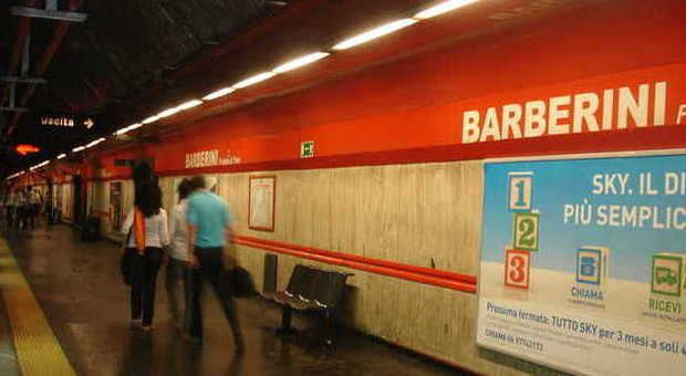 Roma, sventa borseggio in metro e viene aggredita dalle rapinatrici