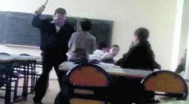 Picchiò l'alunno 12enne in classe, a processo il maestro violento