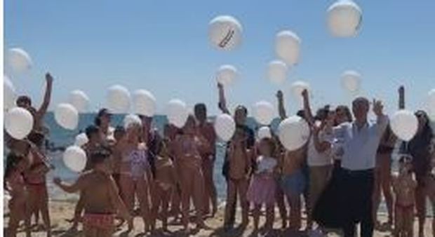 «Mondragone zona bianca», il messaggio dei bambini dalla spiaggia