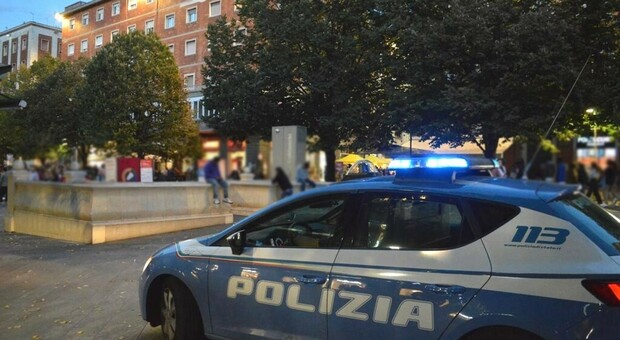 Volante accerchiata in piazza Roma ad Ancona, missione conclusa: i due giovani già denunciati sono stati rimpatriati in Tunisia ed Egitto