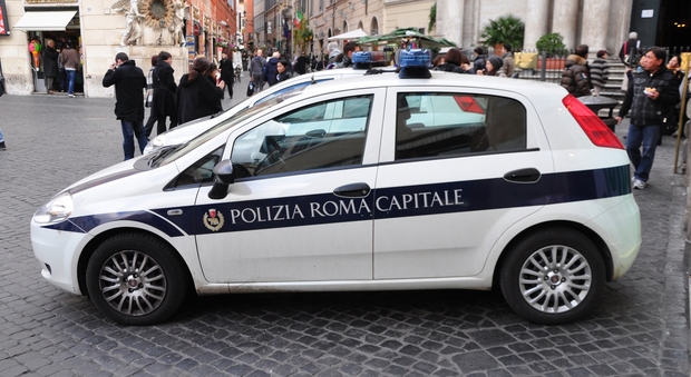 Roma, travolgono un motociclista con l'auto e fuggono inseguiti dai vigili
