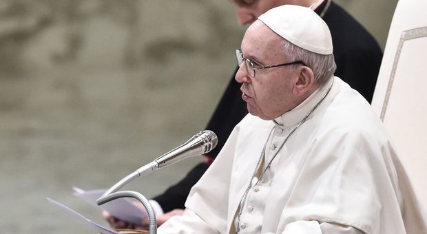 Papa Francesco: «Meglio essere atei che cristiani che vanno in chiesa e odiano gli altri»