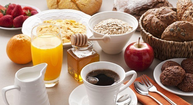 Dieta, si dimagrisce mangiando più a colazione che a cena