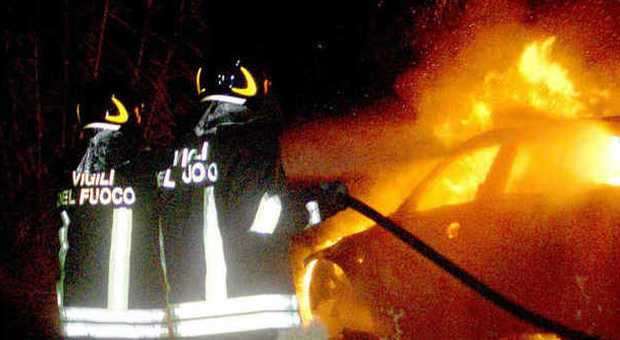 Bloccato nell'auto in fiamme dopo lo schianto: un immigrato lo mette in salvo