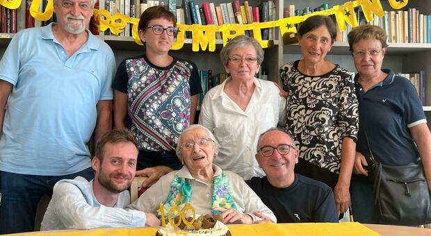 La foto con la torta di compleanno e i parenti per celebrare i 100 anni di Carmen