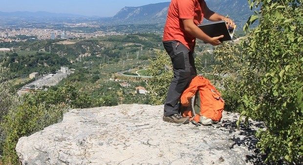 Lo storico Luca Tomìo sulla roccia da dove Leonardo avrebbe raffigurato la Cascata delle Marmore