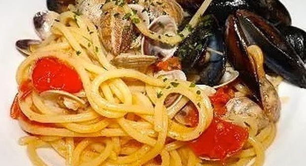 Spaghetto alla Poseidone: trionfo di pesci e crostacei alla Cambusa