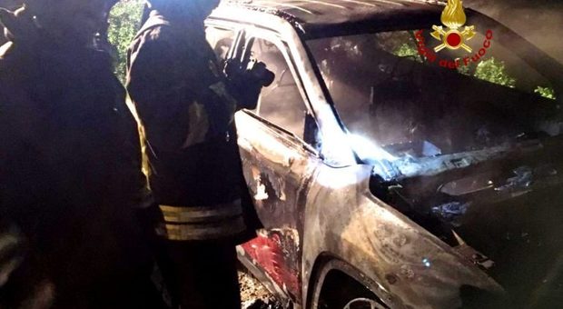 Uomo trovato morto accanto a un'auto incendiata: nessuna pista esclusa
