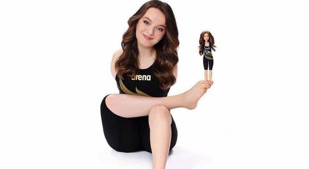 Mattel lancia una Barbie senza braccia per onorare una nuotatrice paralimpica