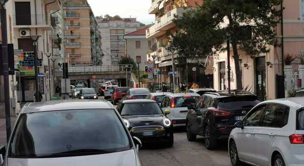 San Benedetto, i lavori di asfaltatura mandano il traffico in tilt: lunghe code e peripezie per i camion