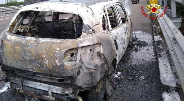 Citroen a fuoco in A4, autista e passeggeri escono in tempo: auto distrutta