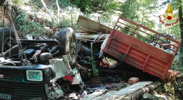 Tragico volo nel burrone per 25 metri Camionista 47enne muore incastrato