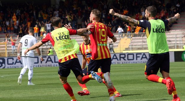 Il Lecce torna in serie A, il Foggia perde a Verona e scende in C