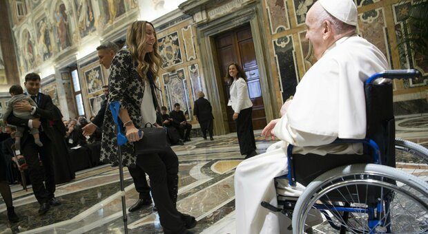 Papa Francesco, sulla sedia a rotelle, durante l'udienza in Vaticano