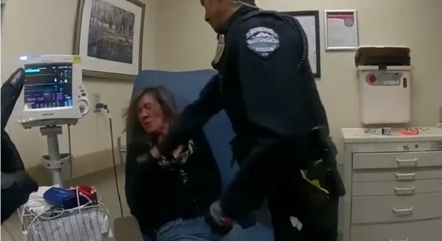 Poliziotto prende a pugni una donna in manette: un video choc lo inchioda