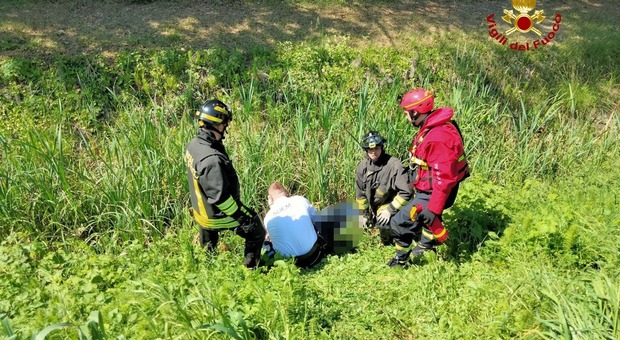 Incidente sul Terraglio: ciclista cade nel fosso. Recuperato dai pompieri: era ubriaco