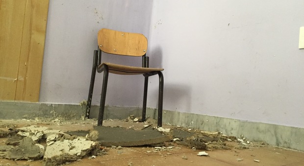 Napoli, viaggio nelle scuole in degrado: «Lavoriamo in trincea»