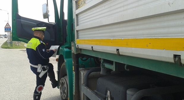 Ubriaco, via la patente: camionista la fa fare falsa per continuare a lavorare