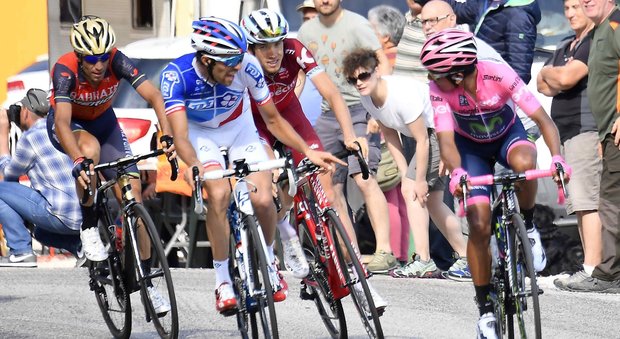 Le maglie autografate dei campioni italiani ed esteri di ciclismo vanno all'asta