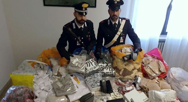 Addetti ai bagagli rubavano nelle valigie: trovati gioielli per 20mila euro