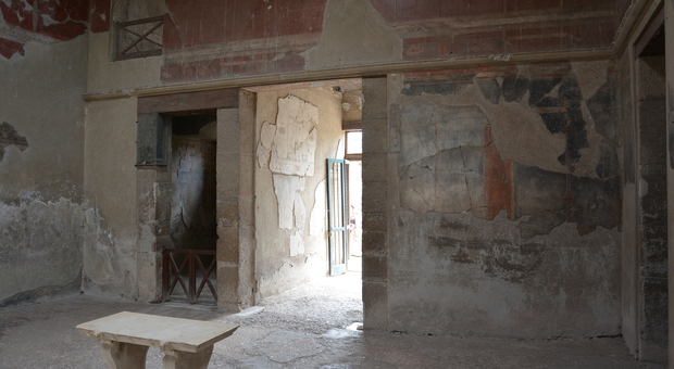 Ercolano, restauro live per i turisti nella Casa del Tramezzo di Legno