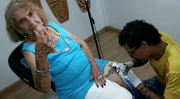 Donna di 105 anni intende entrare nel Guinness dei primati come la donna più anziana del mondo a essere tatuata