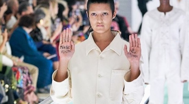 Modella protesta in passerella da Gucci, il perchè del gesto di Ayesha Tan Jones