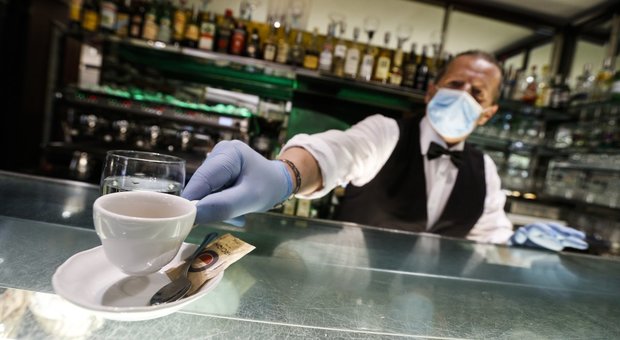 Cliente paga caffè al bar 50 euro: «È il minimo, sono privilegiato anche grazie a te»