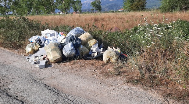 Sversa rifiuti in campagna: beccato dalle fototrappole