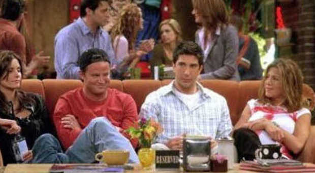 'Friends' e il famoso divano della serie tv: ecco il dettaglio che non avete mai notato