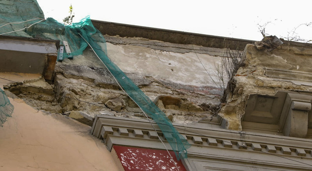 Ucciso da cornicione in via Duomo, i pompieri: «La rete di protezione non ha retto»