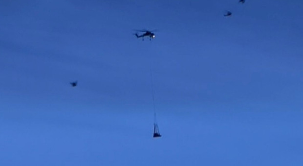 Dispersi Monte Velino, si sgancia in volo e precipita battipista trasportato da elicottero
