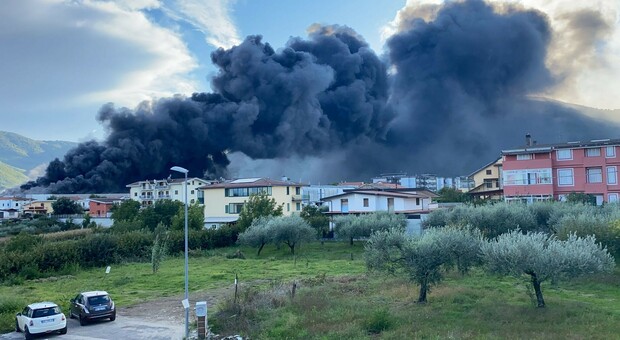 Nube tossica arriva a Napoli, maxi incendio di plastica ad Airola