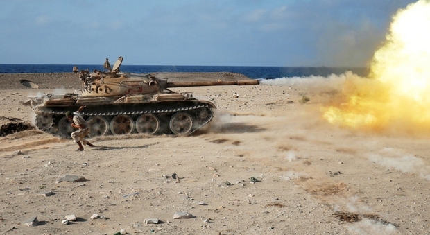 Tank delle forze libiche spara contro Isis