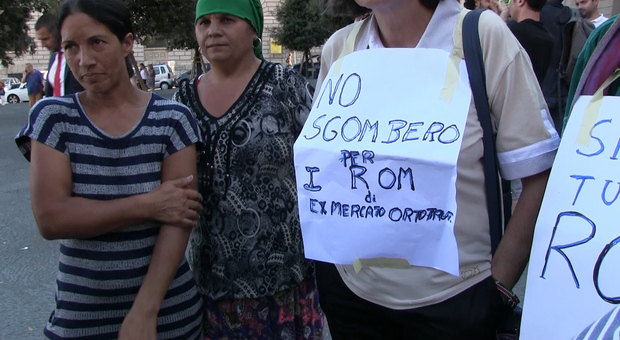 I rom scendono in piazza Municipio: no allo sgombero di via Gianturco
