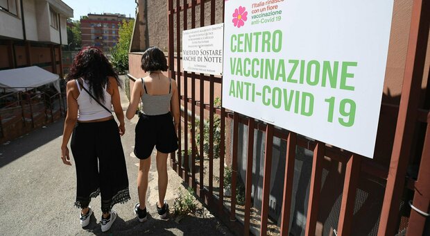 Più della metà degli italiani over 12 si sono vaccinati, Figliuolo: «Grande risultato: merito dei giovani»