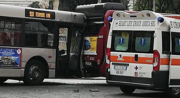 Scontro tra bus a piazza della Repubblica: sette feriti lievi