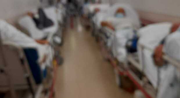Ospedale, odissea per un posto letto: una settimana d'attesa nei corridoi del pronto soccorso