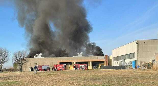 Il magazzino in fiamme della Texinternational di Sossano (Vi)